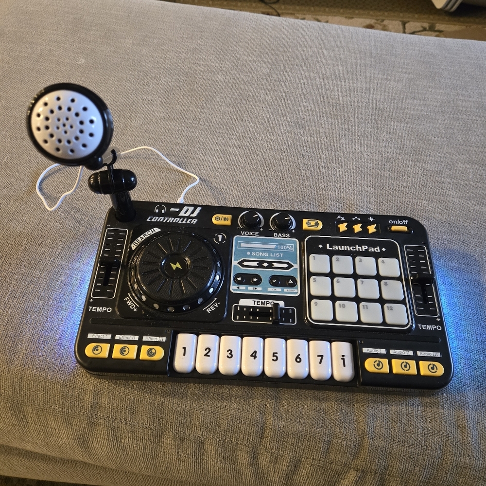 DJ Controller with Microphone and LaunchPad